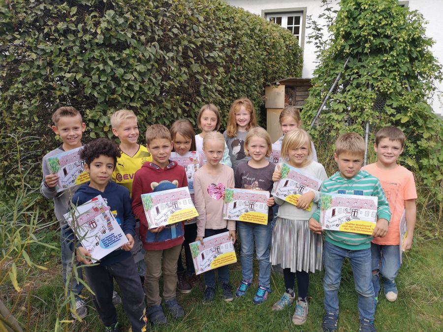 : Hielten ihre Phantasie in einem Buch fest – die Kinder der OGS Lichtenau bekamen ihre Bücher von der Kreisfahrbücherei übergeben.   Bildrechte: Kreis Paderborn